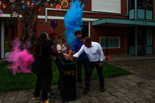 Onthulling door druk op een knop gedaan door wethouder Jan Nederveen, Fien Wonen en gemeente Hardinxveld-Giessendam 