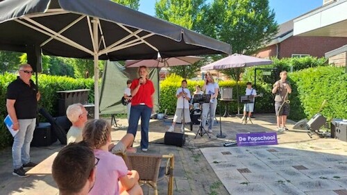 Wethouder met microfoon opent culturele dag