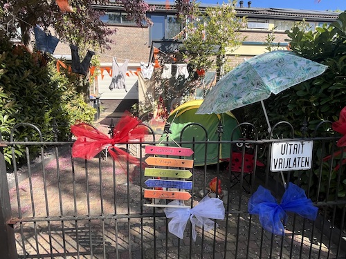 achtertuin met tent, parasol en slingers