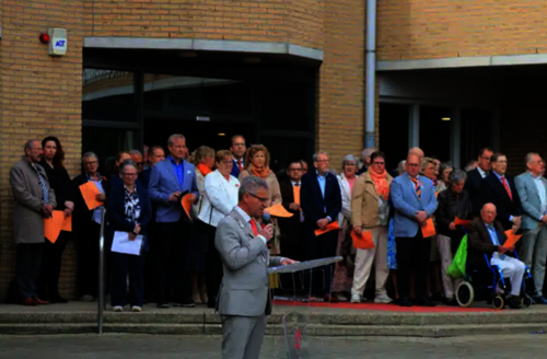 burgemeester voor het gemeentehuis die de menigte toespreekt