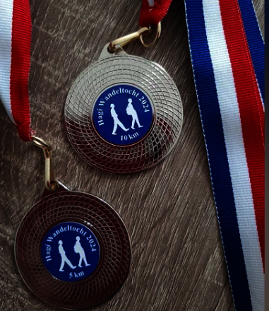 twee medailles van de wandeltocht