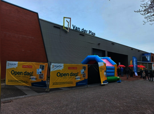 Springkussen voor het bedrijf van Van der Plas deuren