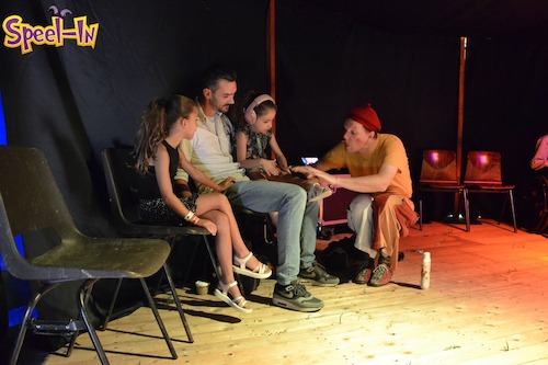 Theatermaker Henk verkleed als clown geeft show voor kinderen met een beperking