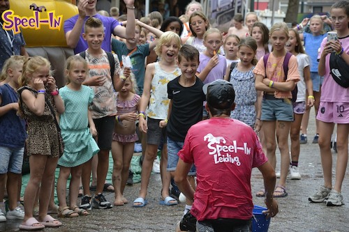 Veel kinderen lachen om natgespoten medewerker Speel-in